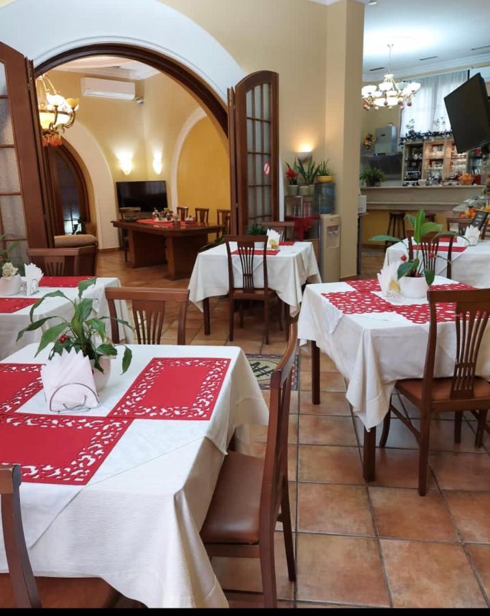 Hotel Nais Дуррес Экстерьер фото