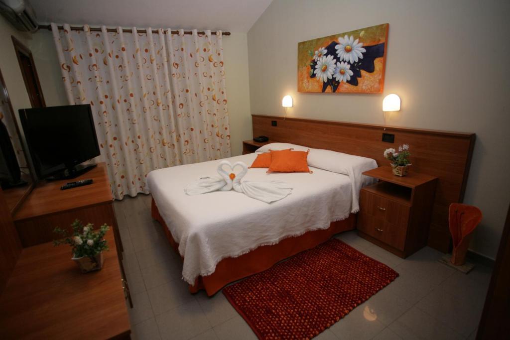 Hotel Nais Дуррес Экстерьер фото