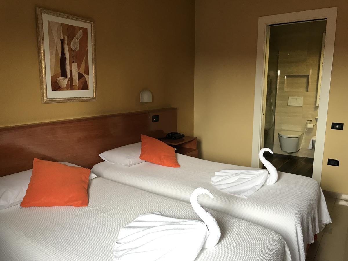 Hotel Nais Дуррес Экстерьер фото