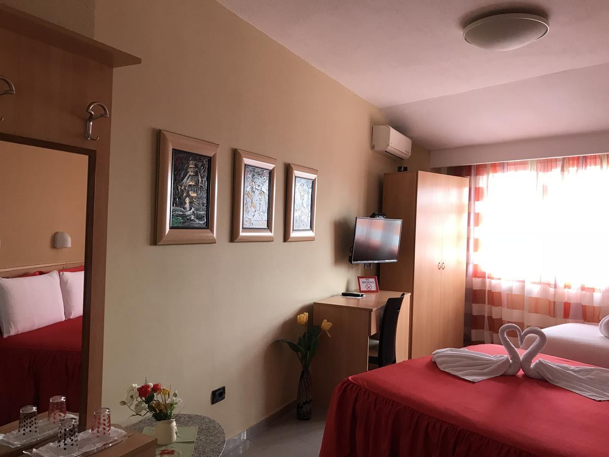 Hotel Nais Дуррес Экстерьер фото